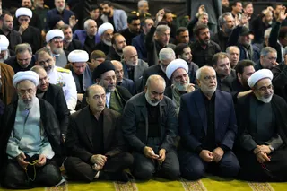 اقامه نماز رهبر معظم انقلاب بر پیکر رئیس جمهور شهید و همراهان