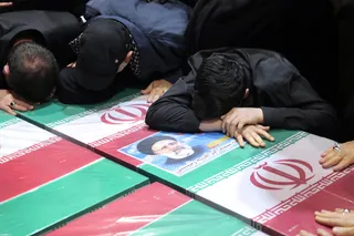 اقامه نماز رهبر معظم انقلاب بر پیکر رئیس جمهور شهید و همراهان