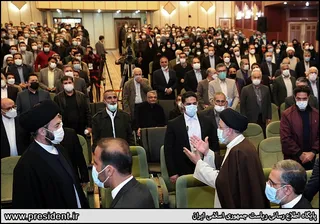 تصاویردیدار رئیس جمهور با نخبگان ، علماء ، خانواده شهدا ، ایثارگران و جمعی از اقشار مختلف مردم