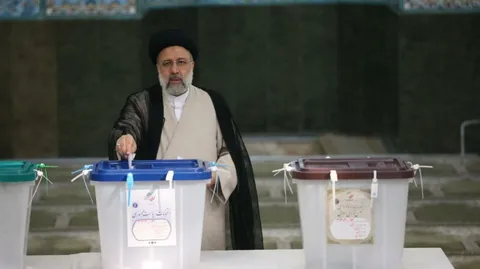 حضور رئیسی در مسجد ارشاد شهرری جهت انداختن رای خود به صندوق انتخابات