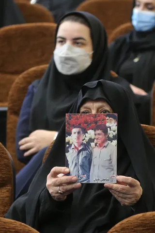 تصاویر دیدار رئیس جمهور با نخبگان ، علماء ، خانواده شهدا ، ایثارگران و جمعی از اقشار مختلف مردم