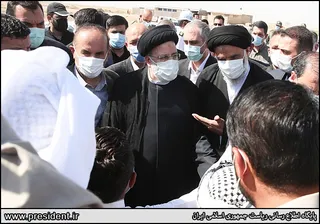 تصاویر بازدید هوایی رئیس جمهور از منطقه دشت آزادگان و هورالعظیم و حضور در میان مردم روستاهای اطراف هویزه