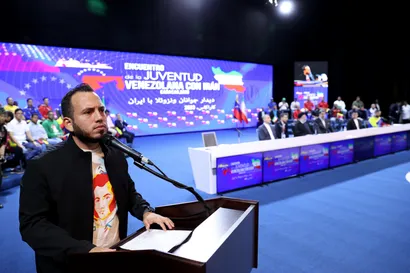 تصاویر حضور روسای جمهور ایران و ونزوئلا در اجتماع دانشجویان و جوانان ونزوئلایی