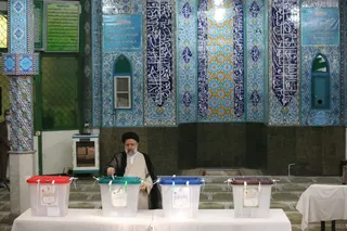 حضور رئیسی در مسجد ارشاد شهرری جهت انداختن رای خود به صندوق انتخابات