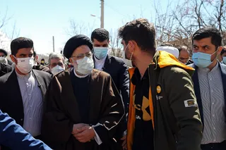 بازدید آیت الله رئیسی از مناطق زلزله زده سی‌سخت و ابراز همدردی با زلزله زدگان
