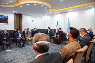 آیت‌الله رئیسی با ایثارگران ۷۰ درصد و خانواده‌های جانباختگان حادثه سقوط هواپیمای تهران یاسوج دیدار کرد