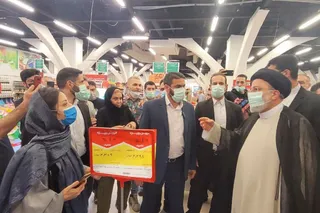 تصاویر حضور رئیس جمهور در مراکز توزیع و فروش کالاهای اساسی در تهران