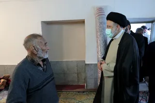 تصاویر حضور رئیس جمهور در منزل شهیدان فاتحی پیکانی و غضنفر فاتحی