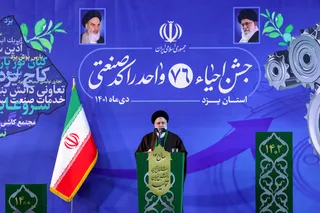 تصاویر جشن احیا ۷۶ واحد صنعتی در استان یزد و بازدید از کارخانه احیا شده رادیاتورسازی