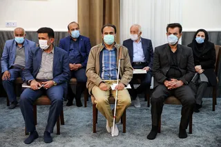 آیت‌الله رئیسی با ایثارگران ۷۰ درصد و خانواده‌های جانباختگان حادثه سقوط هواپیمای تهران یاسوج دیدار کرد