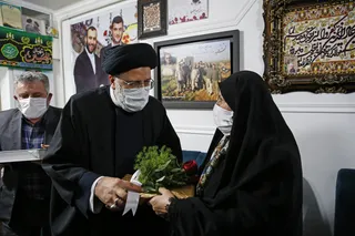 دیدار آیت الله رئیسی با خانواده یک شهید مدافع حرم در گیلان