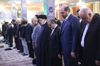 تصاویر حضور و اقامه نماز در مسجد حسین بن علی (ع) شهر ری