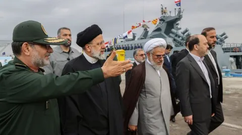 بازدید دکتر رئیسی از نمایشگاه توانمندی‌های نیروی دریایی سپاه پاسداران انقلاب اسلامی