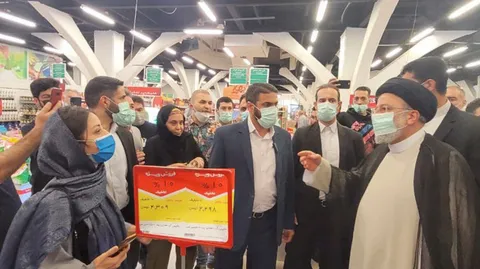 تصاویر حضور رئیس جمهور در مراکز توزیع و فروش کالاهای اساسی در تهران