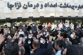 تصاویر دیدار سرزده رئیس‌جمهور از یک داروخانه توزیع اقلام کرونا