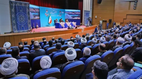 مدیران باید در پیشگاه خداوند، مردم و سلسله مراتب مدیریتی و نظارتی پاسخگو باشند