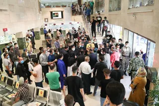 تصاویر دیدار سرزده رئیس‌جمهور از یک داروخانه توزیع اقلام کرونا