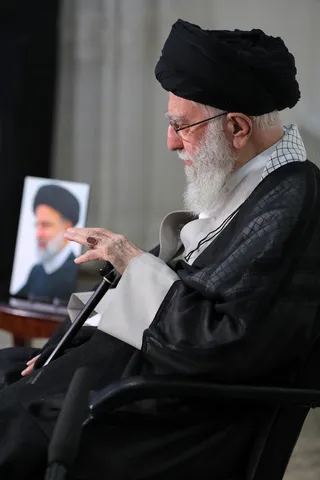 حضور رهبر معظم انقلاب در منزل رئیس جمهور شهید
