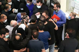 تصاویر دیدار سرزده رئیس‌جمهور از یک داروخانه توزیع اقلام کرونا