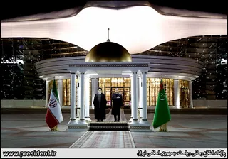 تصاویر ورود آیت الله رئیسی به فرودگاه بین المللی عشق آباد و استقبال رسمی رئیس جمهور ترکمنستان