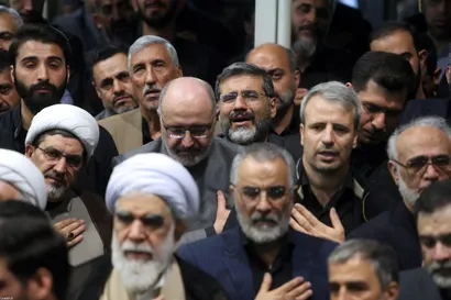 اقامه نماز رهبر معظم انقلاب بر پیکر رئیس جمهور شهید و همراهان