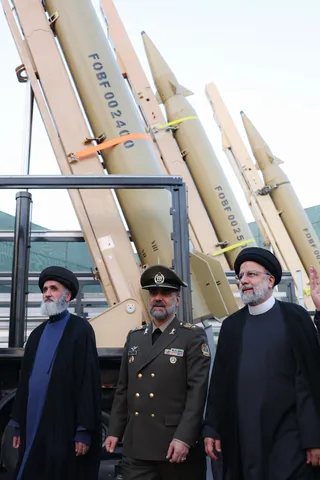 تصاویر رونمایی از پهپاد «مهاجر 10» و الحاق انبوه موشک های راهبردی به نیروهای مسلح