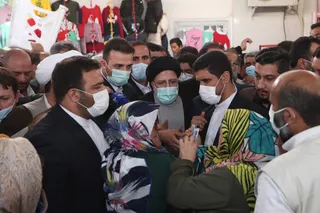 تصاویر گفتگو با مردم و کسبه در بازارچه مرزی اینچه برون