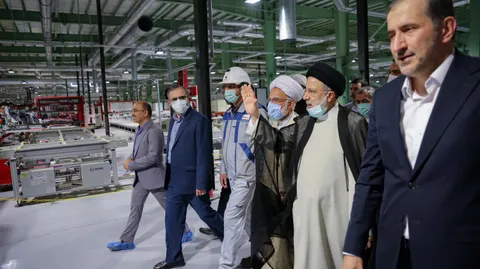 تصاویر افتتاح بزرگترین خط تولید پنل‌های خورشیدی کشور در خمین