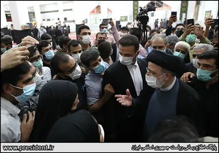 تصاویر حضور و گفتگوی رئیس جمهور با حاشیه نشینان شهر چابهار