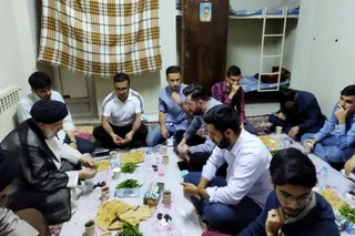 تصاویر صرف افطار در خوابگاه دانشجویی دانشگاه خوارزمی کرج
