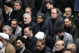 اقامه نماز رهبر معظم انقلاب بر پیکر رئیس جمهور شهید و همراهان