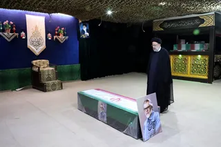 تصاویر حضور رئیس جمهور بر پیکر مرحوم نادر طالب زاده در معراج شهدا