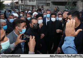 تصاویر حضور سرزده دکتر رئیسی در محله محروم حاشیه شهر ایلام