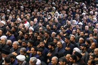 اقامه نماز رهبر معظم انقلاب بر پیکر رئیس جمهور شهید و همراهان