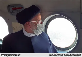 تصاویر بازدید هوایی رئیس جمهور از منطقه دشت آزادگان و هورالعظیم و حضور در میان مردم روستاهای اطراف هویزه