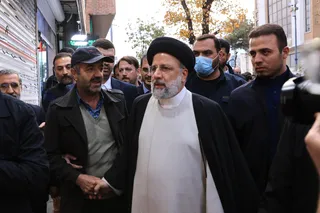 تصاویر حضور رئیس جمهور در بازار سنندج و گفتگو با مردم و کسبه