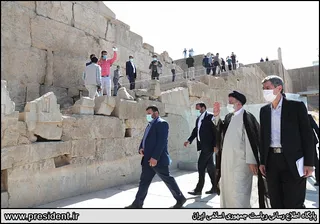 بازدید از بنای تاریخی تخت جمشید و گفتگو با گردشگران