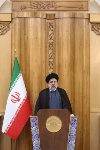 تصاویر  بازگشت رییس جمهور از سفر عمان