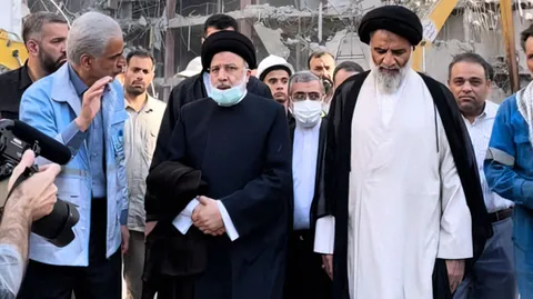 تصاویر حضور آیت‌الله رئیسی در محل ساختمان متروپل آبادان
