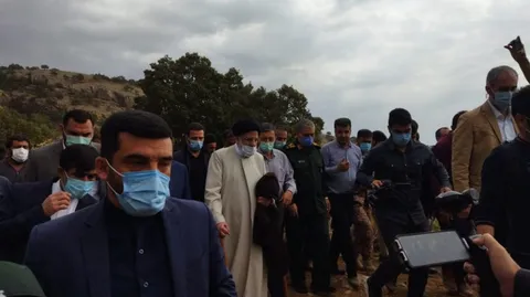 بازدید سرزده آیت‌الله رئیسی از مناطق زلزله‌زده اندیکا/ دستور رئیس جمهور برای بازسازی فوری خرابی ها و جبران خسارت‌های وارده به مردم