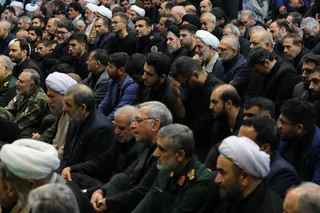 اقامه نماز رهبر معظم انقلاب بر پیکر رئیس جمهور شهید و همراهان