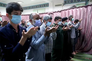تصاویر اقامه نماز و سخنرانی در جمع نمازگزاران مسجد شهرک امام علی (ع) بندرعباس