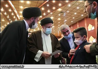 تصاویردیدار رئیس جمهور با نخبگان ، علماء ، خانواده شهدا ، ایثارگران و جمعی از اقشار مختلف مردم