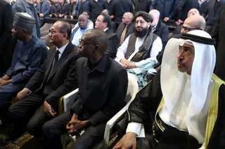 اقامه نماز رهبر معظم انقلاب بر پیکر رئیس جمهور شهید و همراهان
