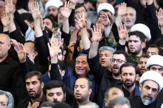 اقامه نماز رهبر معظم انقلاب بر پیکر رئیس جمهور شهید و همراهان