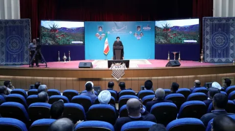 دولت مردمی با تکیه بر باور «ما می توانیم» و با یاری خدا و کمک مردم بر مشکلات فائق خواهد آمد