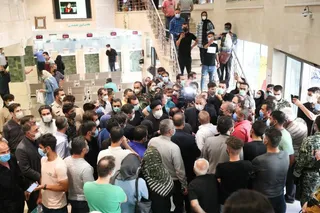 تصاویر دیدار سرزده رئیس‌جمهور از یک داروخانه توزیع اقلام کرونا
