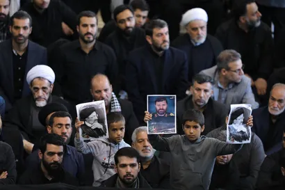 اقامه نماز رهبر معظم انقلاب بر پیکر رئیس جمهور شهید و همراهان