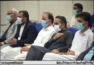 تصاویر نشست علمای شیعه و سنی، نمایندگان اقشار مختلف و مدیران شهرستان چابهار با حضور رئیس جمهور