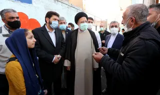 تصاویر حضور رئیس جمهور در منزل شهیدان فاتحی پیکانی و غضنفر فاتحی